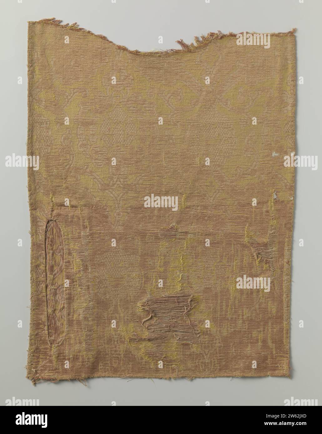 Extrait jaune brocatel avec flèche et fleurs stylisées, anonyme, 1400 - 1599 fragment de deux morceaux de tissu de soie avec motif de flèche dans lequel des fleurs stylisées dans lesquelles des fleurs stylisées. Couleurs rouge et jaune. Espagne Ketting un élément : la soie. Entrée : Lin (matériel) fragment de broche de deux morceaux de tissu de soie avec motif de flèche dans lequel des fleurs stylisées dans lesquelles des fleurs stylisées. Couleurs rouge et jaune. Espagne Ketting un élément : la soie. Entrée : broche de lin (matériau) Banque D'Images