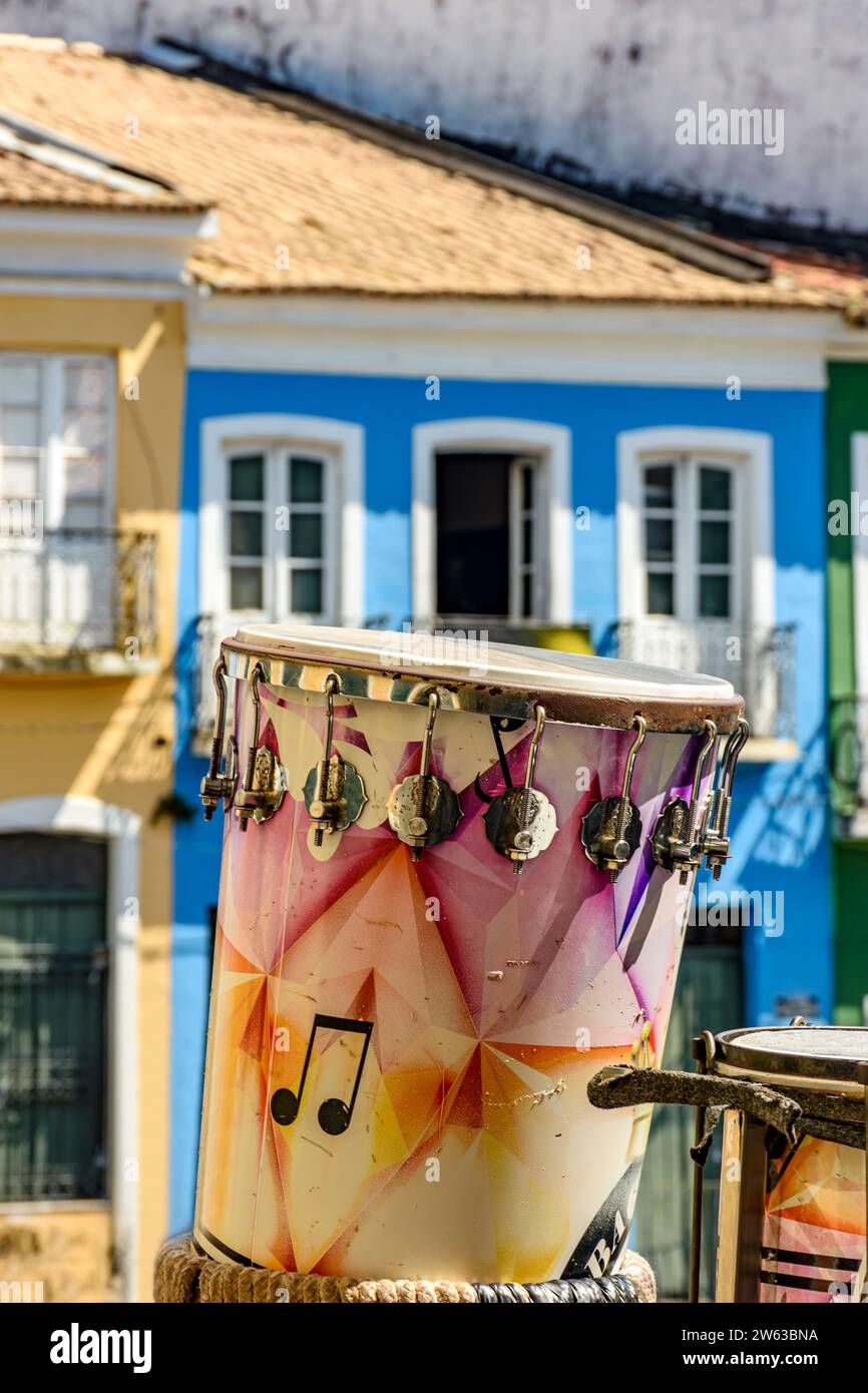 Tambours colorés dans les rues de Pelourinho dans la ville de Salvador, Bahia Banque D'Images