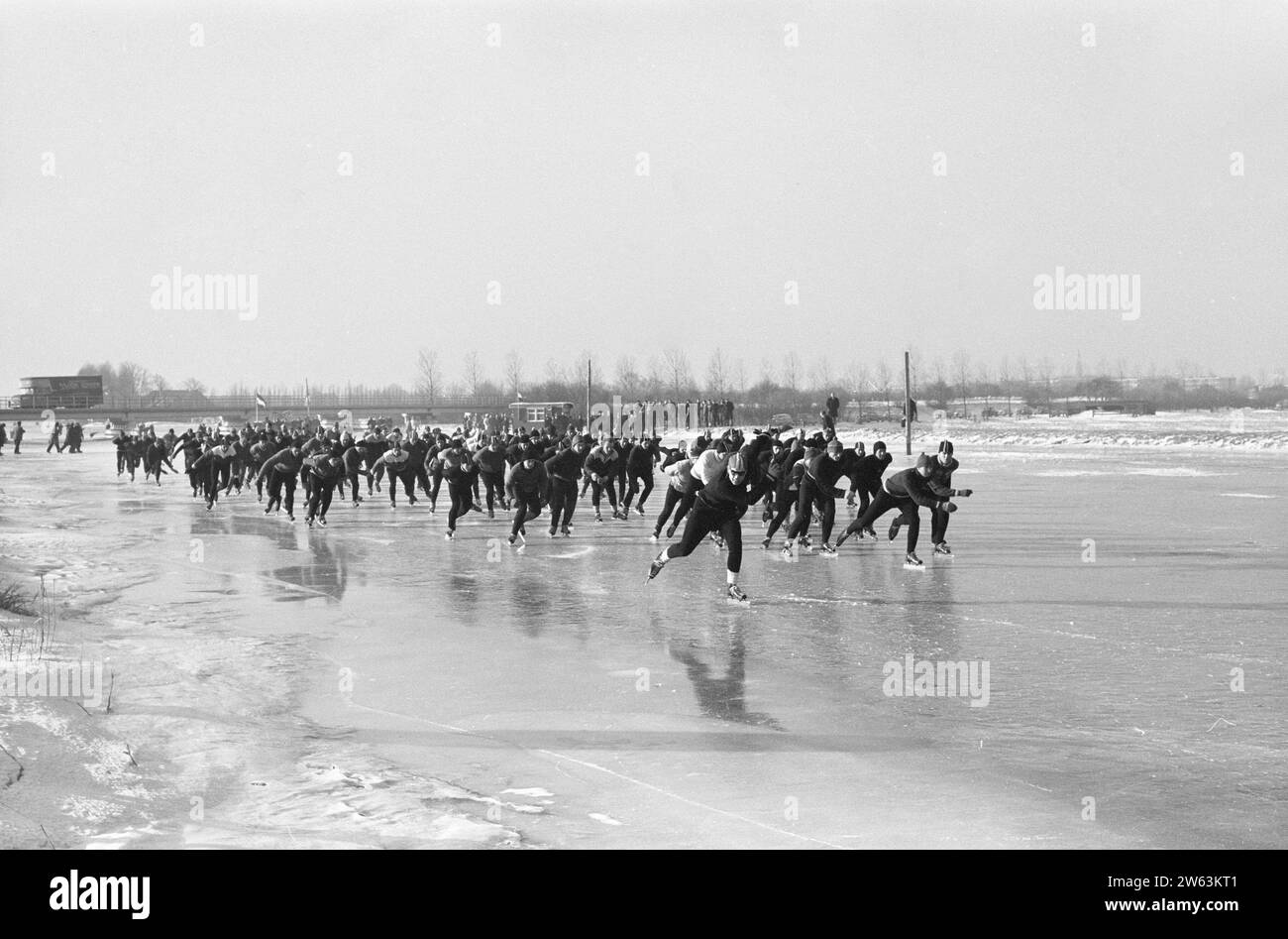 Compétition de patinage sur plus de 100 kilomètres en Maasland. Le groupe de tête au tournant. Verhoeven en tête ca. 10 janvier 1963 Banque D'Images