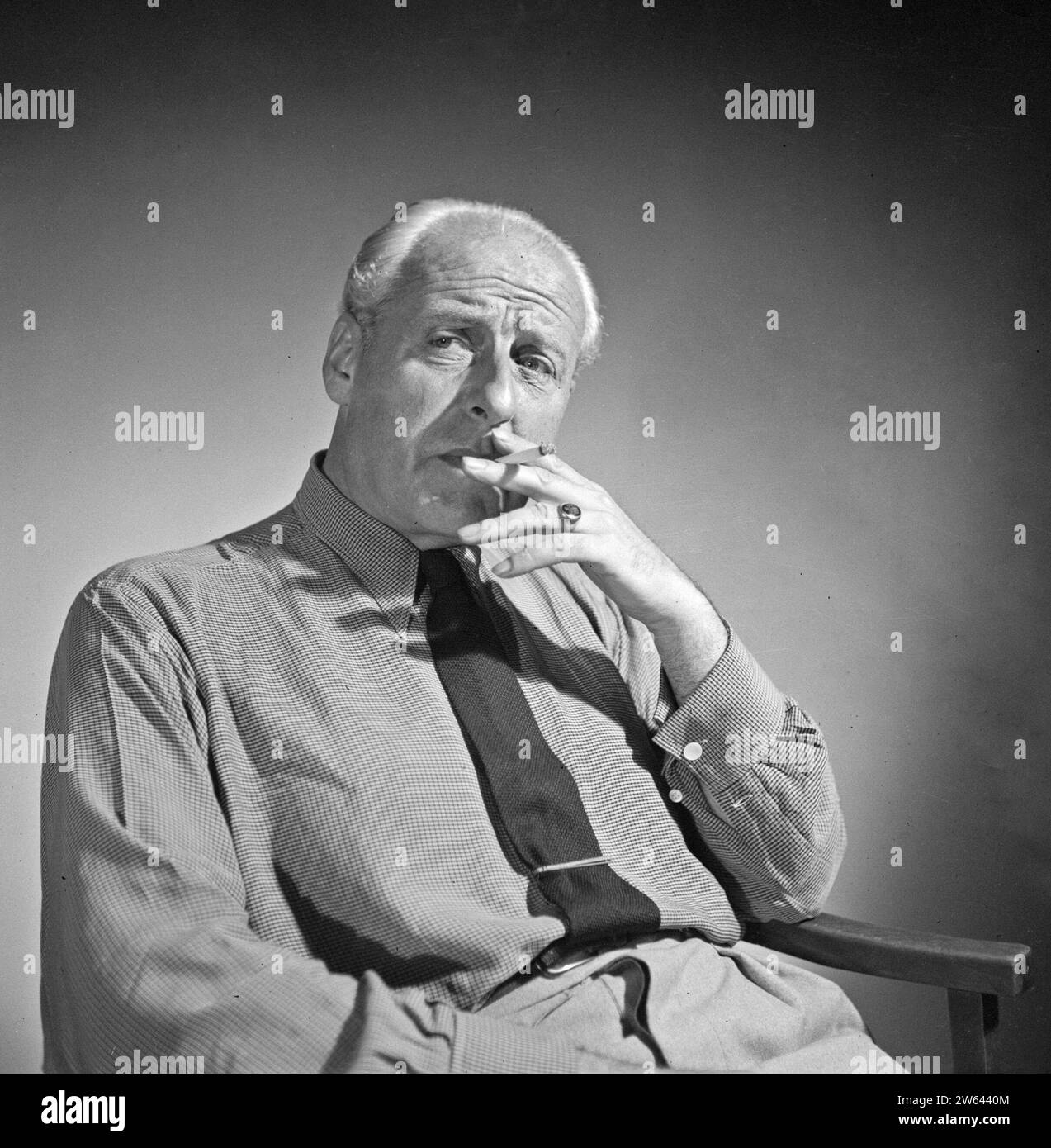 Portrait de Willem van de Poll par Herman de Bruyn, Eindhoven ; un homme bien habillé fumant une cigarette ca. non daté Banque D'Images