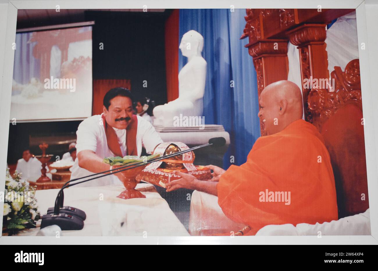 Une photographie de l'ancien président du Sri Lanka, Mahinda Rajapaksa donnant des armes à un moine en chef dans un temple. Il a été président du Sri Lanka de 2005 à 2015, premier ministre du Sri Lanka de 2004 à 2005, 2018 et 2019 à 2022. Colombo, Sri Lanka. Banque D'Images