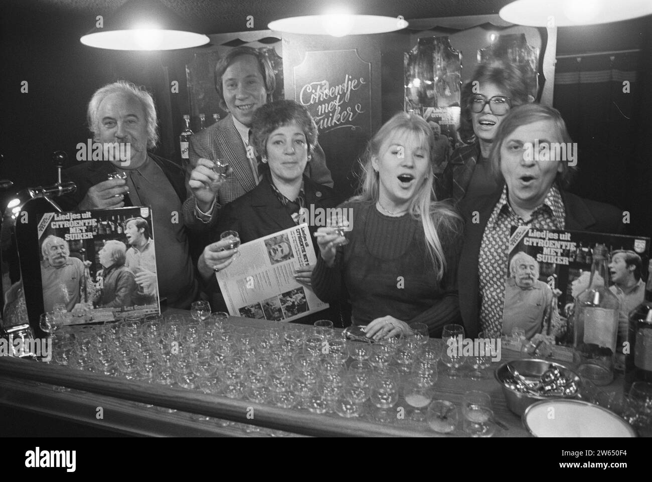 LP de 'Lemon with Sugar', de gauche à droite. Lex Goudsmit, Piet Römer, Mme Asser, Elsje de Wijn, Ronnie Bierman et Leen Jongewaard ca. 2 janvier 1973 Banque D'Images