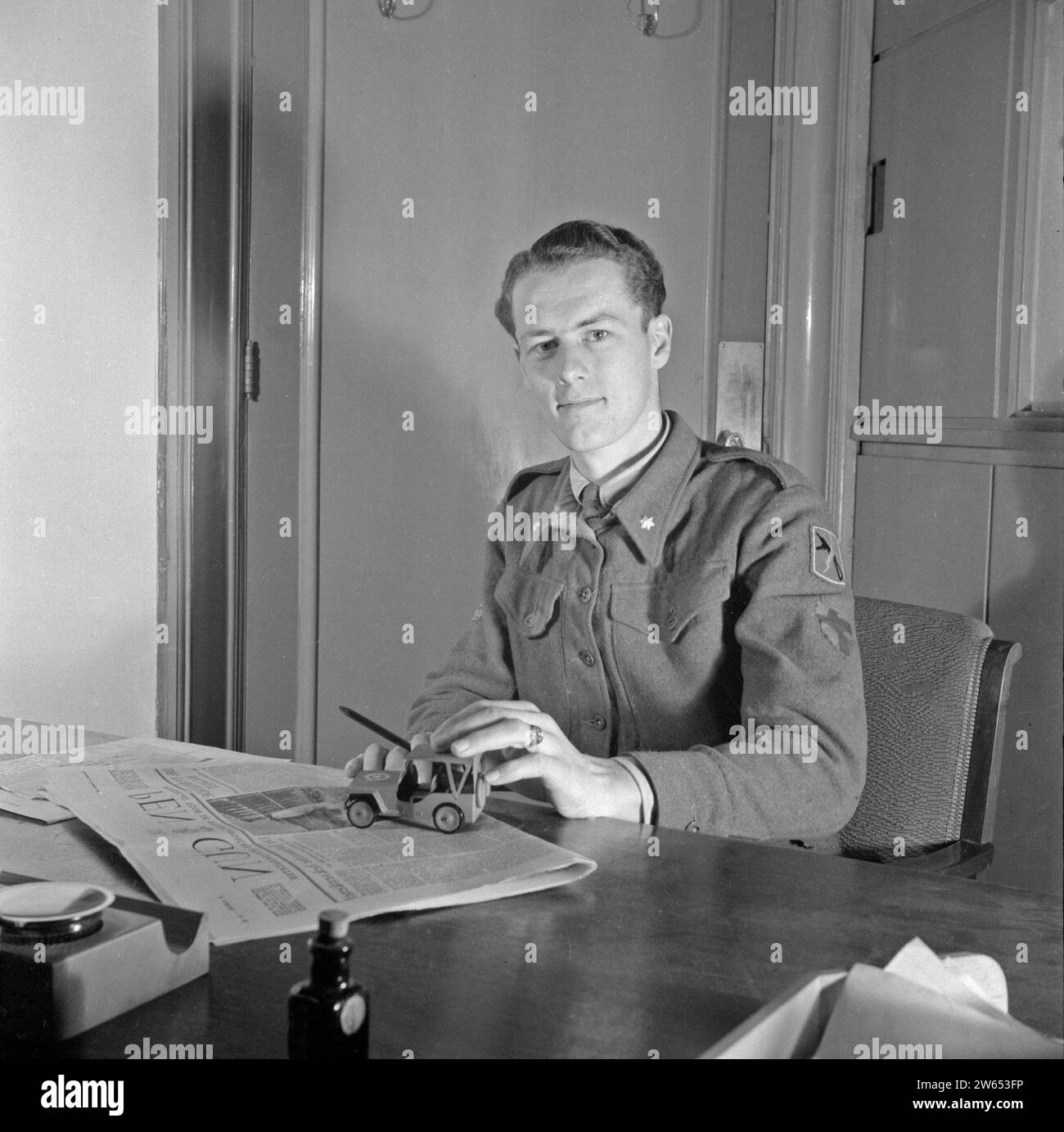 Portrait d'un sous-lieutenant de l'état-major du Prince Bernhard avec une maquette d'une Jeep ca. 1945 Banque D'Images