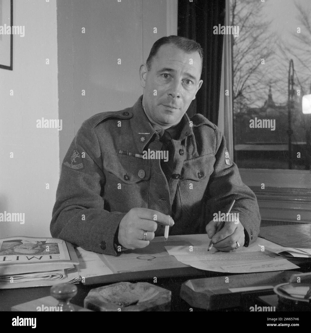 Portrait d'un sous-lieutenant de l'armée sur l'état-major du prince Bernhard ca. 1945 Banque D'Images