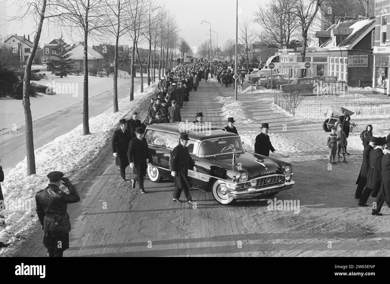 Funérailles de quatre enfants près de Nieuw Vennep, qui est récemment décédé dans un incendie de maison ca. 11 janvier 1963 Banque D'Images