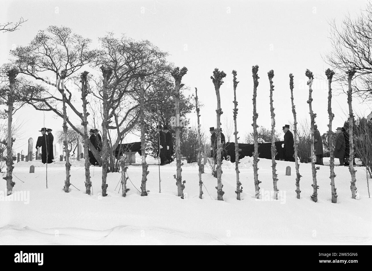 Funérailles de quatre enfants près de Nieuw Vennep, qui est récemment décédé dans un incendie de maison ca. 11 janvier 1963 Banque D'Images
