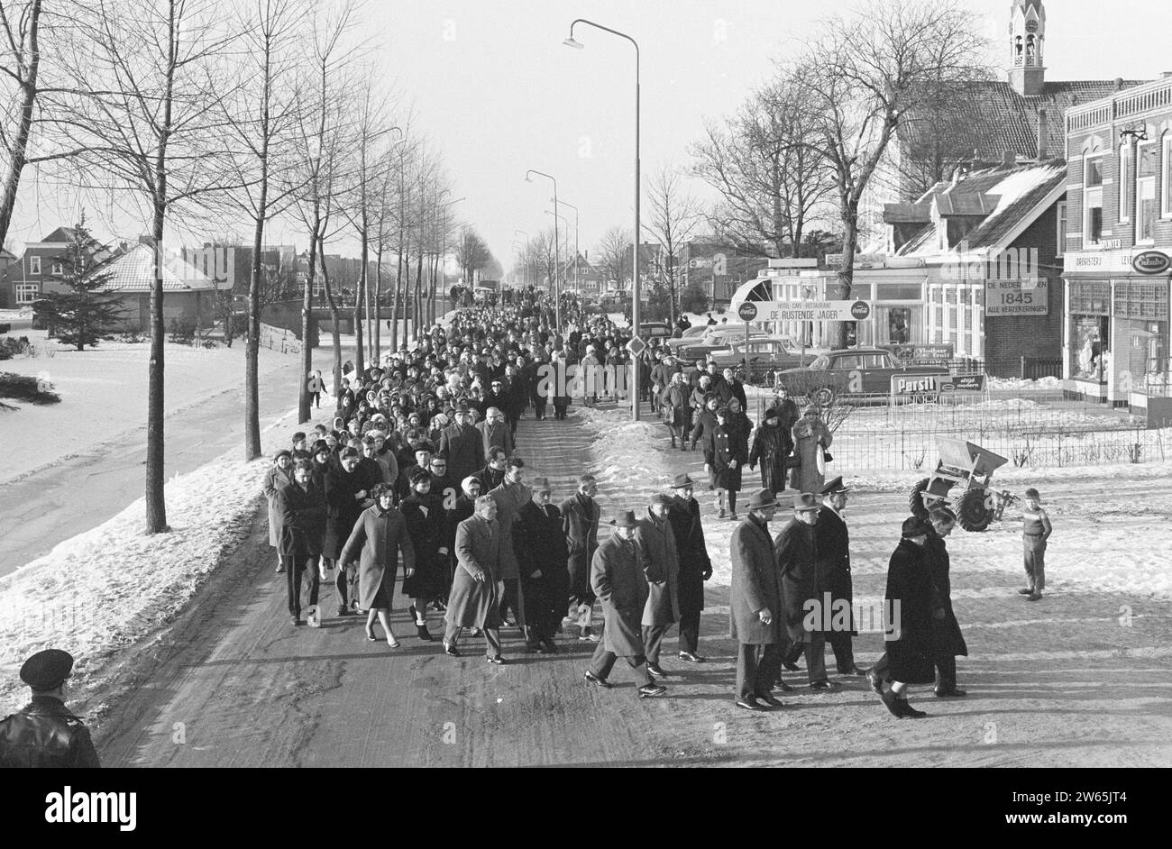 Funérailles de quatre enfants près de Nieuw Vennep, qui est récemment décédé dans un incendie de maison ca. 11 janvier 1963 Banque D'Images