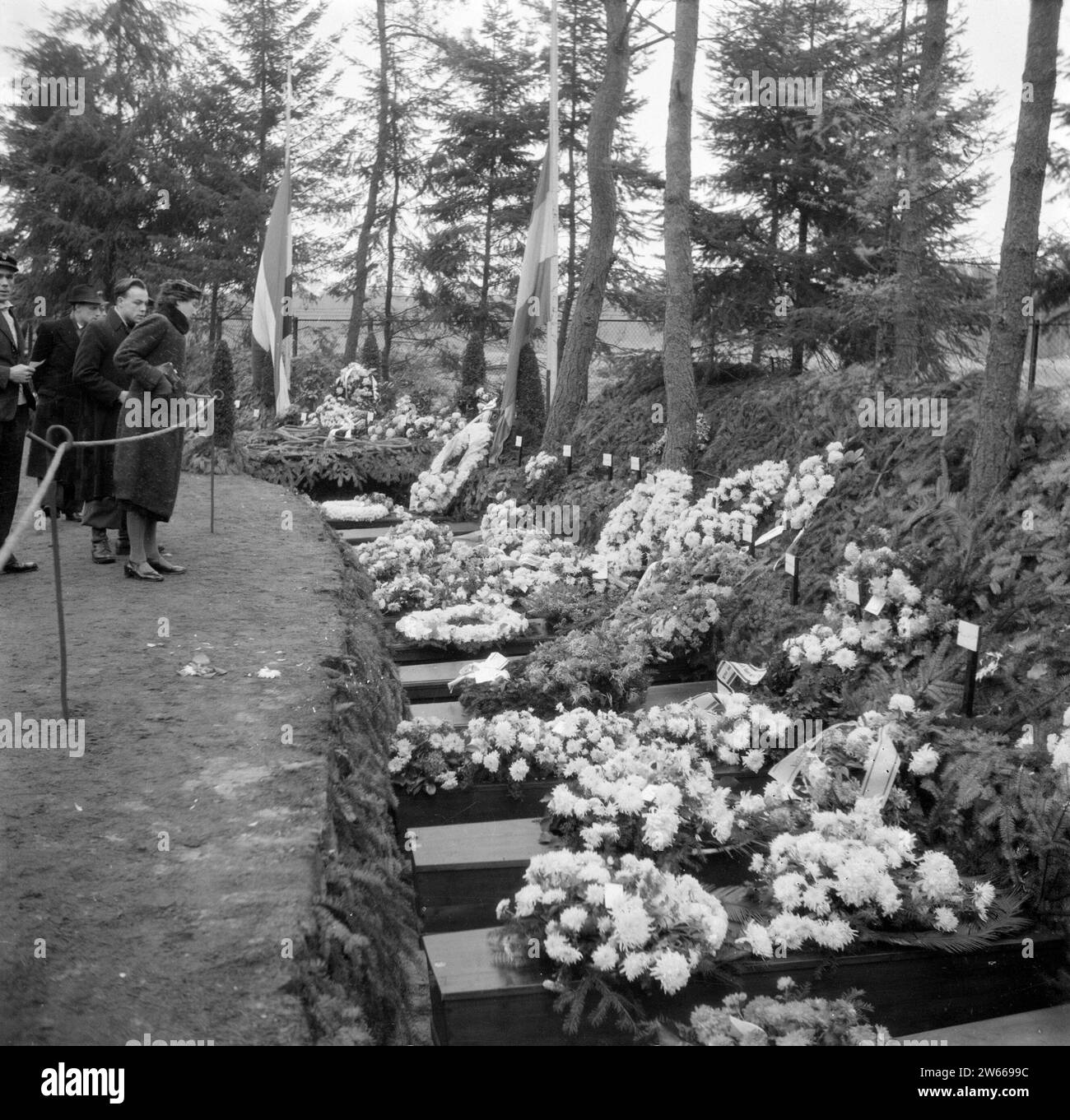 Les participants à un enterrement militaire ca. non daté Banque D'Images