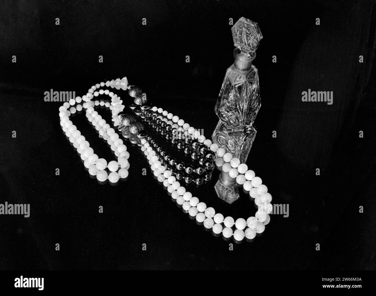 Un collier et une bouteille de parfum ca. non daté Banque D'Images