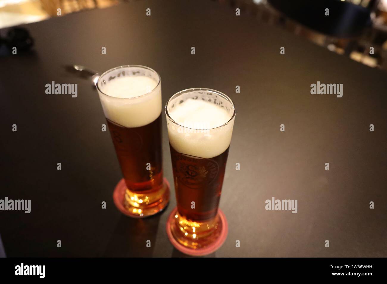 Boire ensemble de la bière typique de Prague Banque D'Images