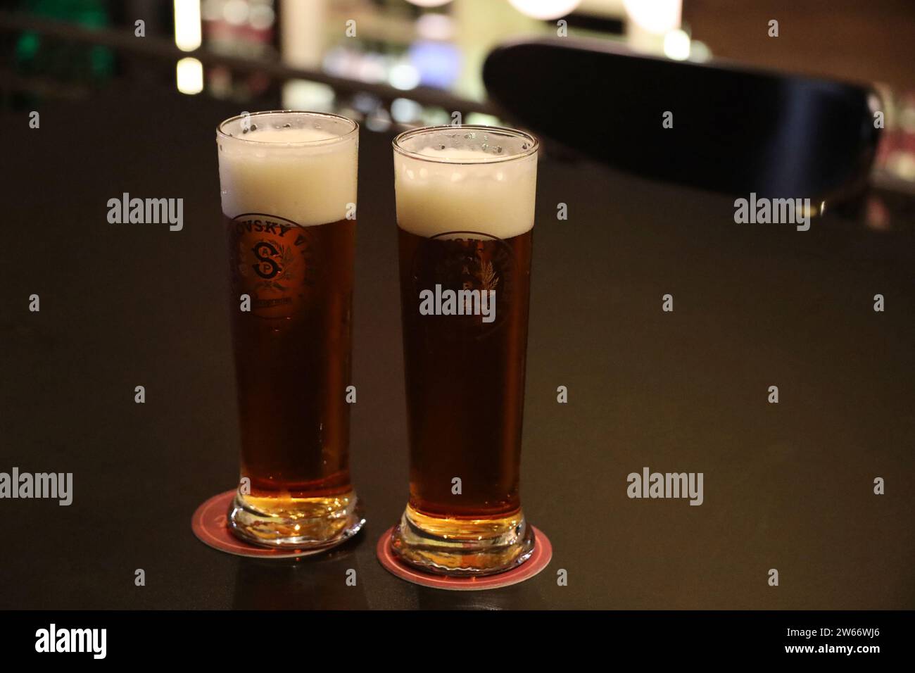 Boire ensemble de la bière typique de Prague Banque D'Images