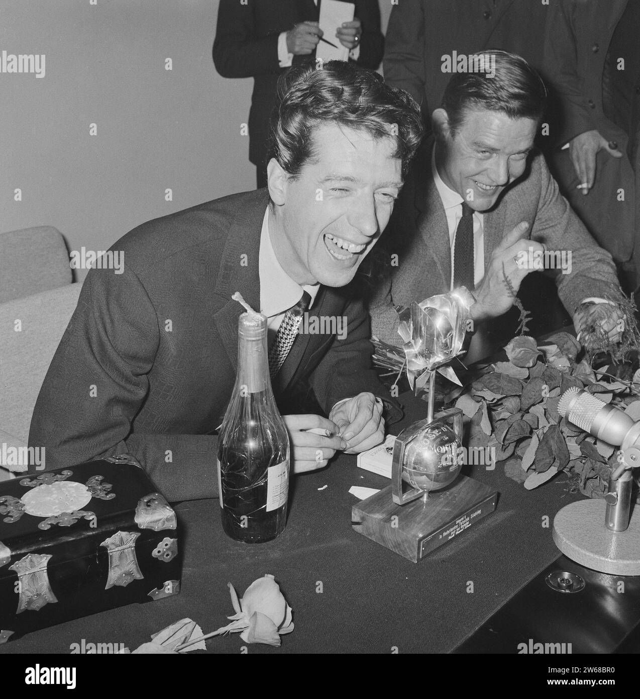 Rudi Carrell a remporté la rose d'argent. Rudi Carrell pendant la conférence de presse ca. 25 avril 1964 Banque D'Images