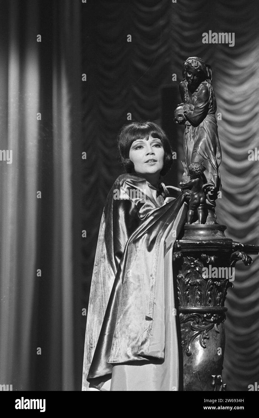 Programme télévisé Old Suitcase Gramophone, Thérèse Steinmetz ca. 4 janvier 1973 Banque D'Images