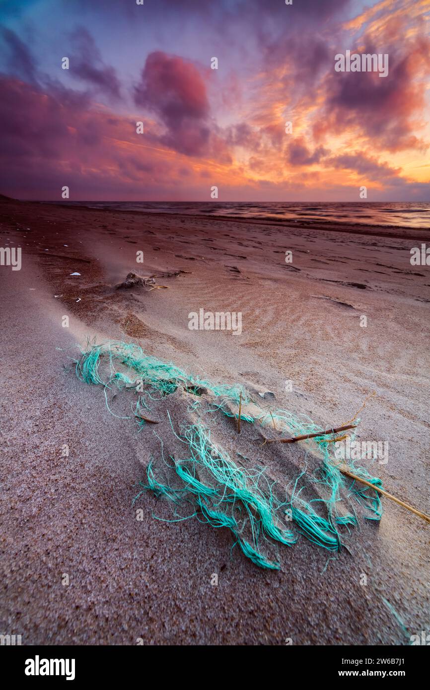 Filet de pêche échoué sur une plage au coucher du soleil, Isthis de Courlande, Mer Baltique, Lituanie Banque D'Images