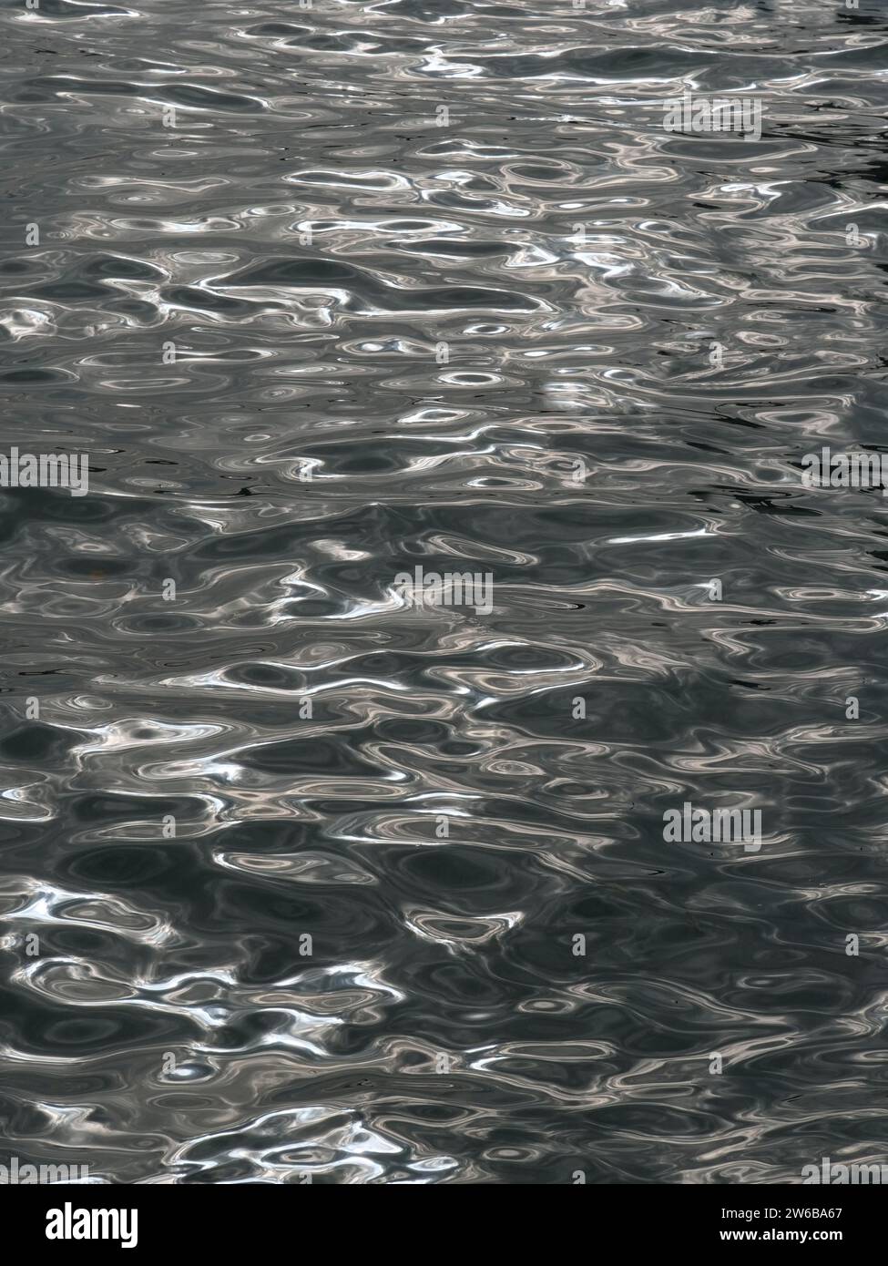 Texture argentée de l'eau chatoyante dans la lagune de Venise. Surface d'eau scintillante Banque D'Images