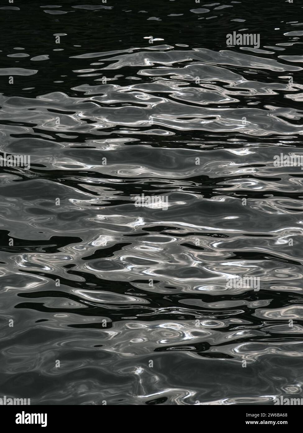 Texture argentée de l'eau chatoyante dans la lagune de Venise. Surface d'eau scintillante Banque D'Images