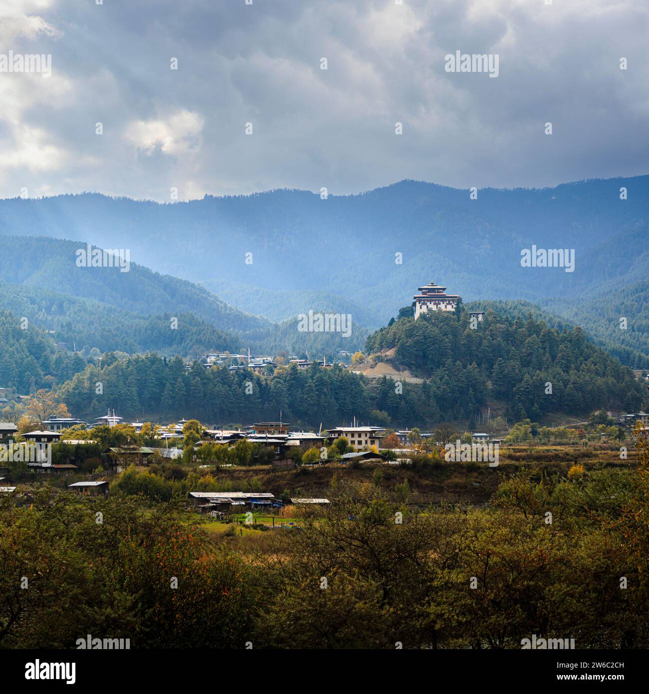 La forteresse et le monastère himalayens, Jakar Dzong (Jakar Yugyal Dzong), Jakar dans la vallée de Bumthang, au centre-est du Bhoutan Banque D'Images