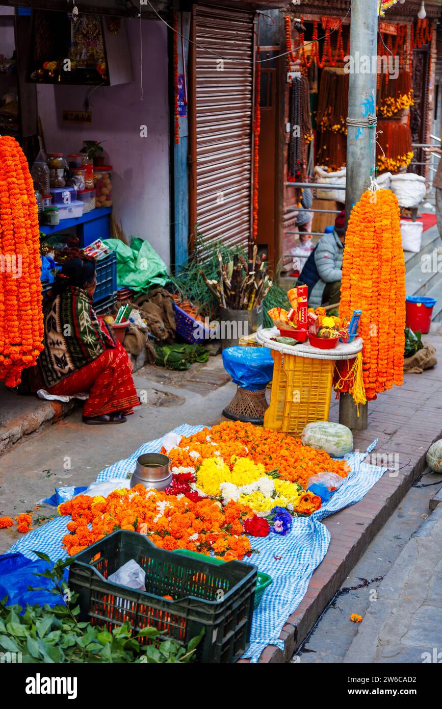 Petit magasin local en bord de route vendant des soucis et des fleurs pour des guirlandes et des cérémonies religieuses dans le district de Pashupatinath, Katmandou, capitale du Népal Banque D'Images