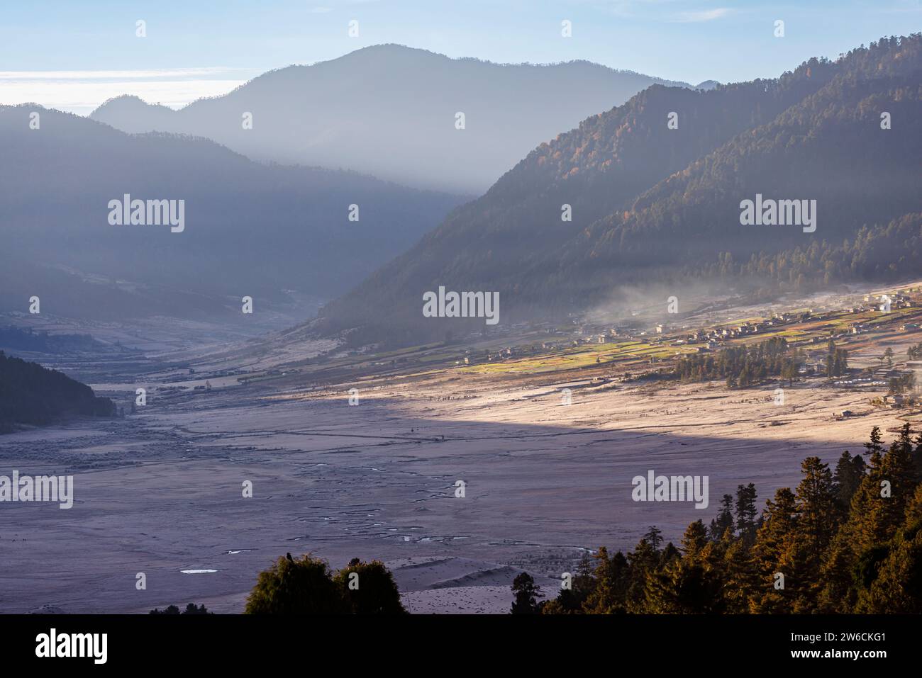 Site Ramsar de Gangtey-Phobji dans la vallée de Phobjikha, dans le district de Wangdue Phodrang, au centre du Bhoutan, sous la lumière du matin et la brume au lever du soleil Banque D'Images