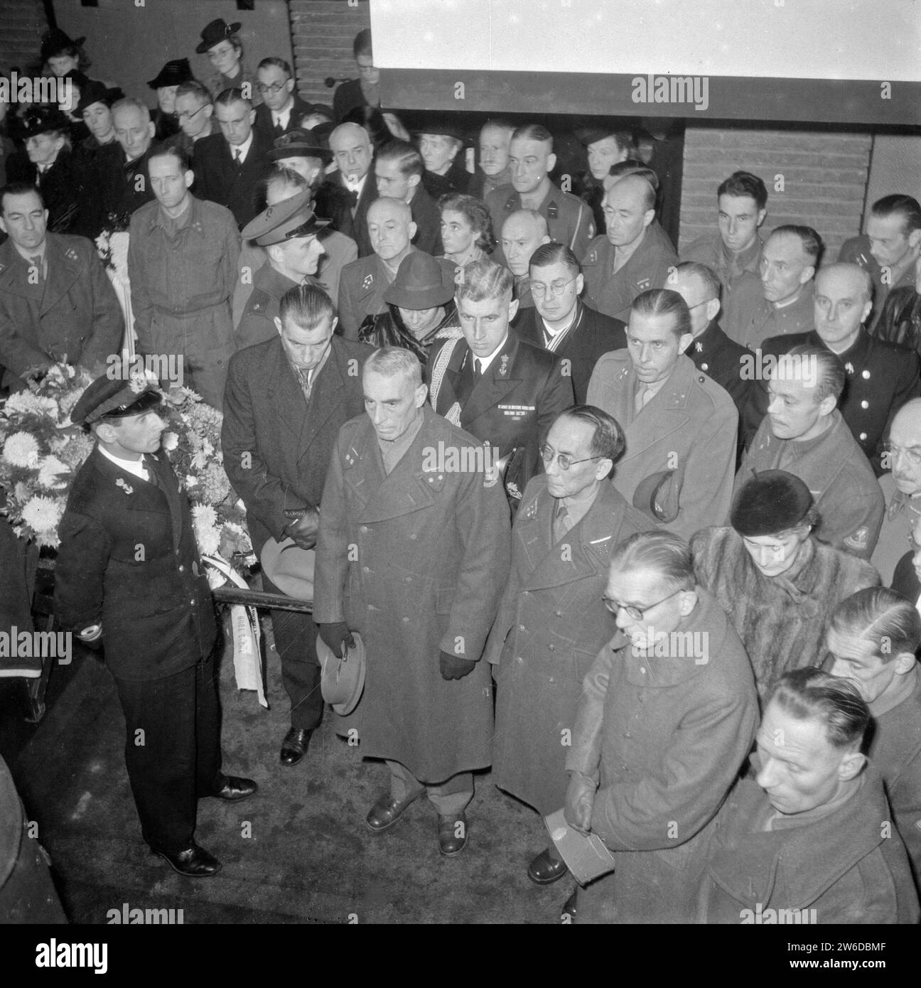 Les officiers de l'armée et de la marine naissent la tête dans un auditorium de cimetière lors d'un enterrement militaire ca. non daté Banque D'Images