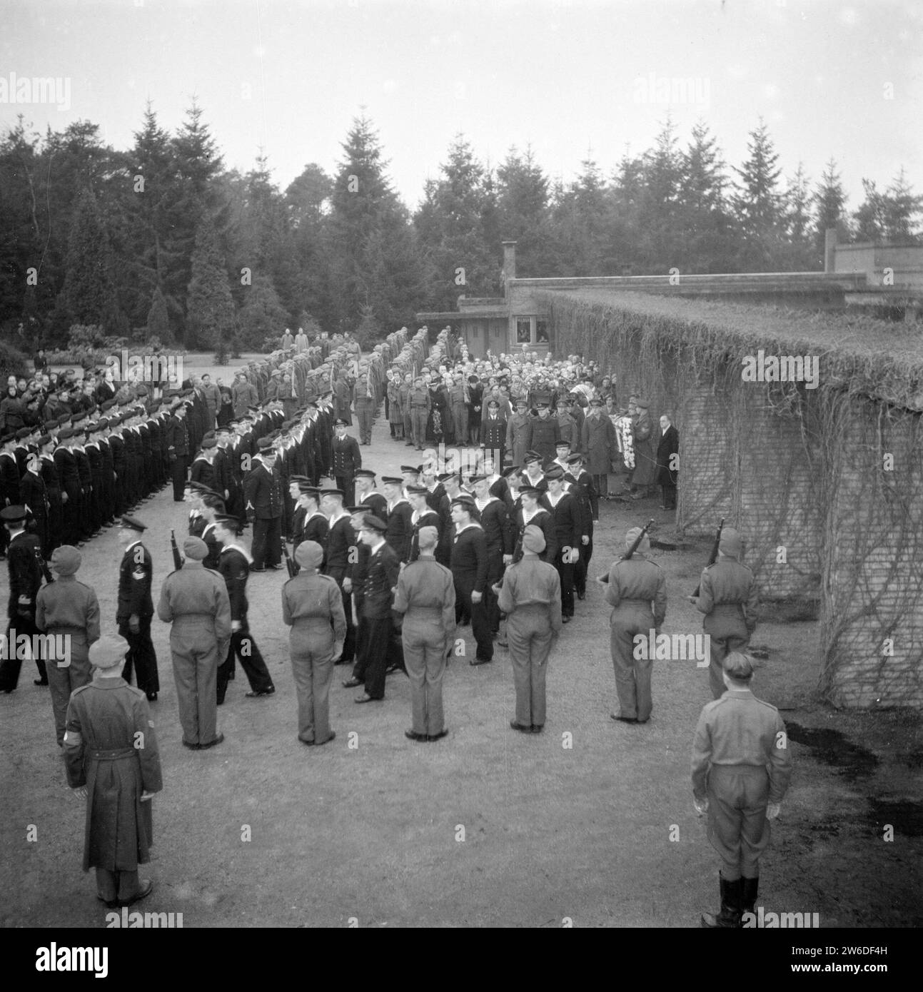 Marins enrôlés et soldats de l'armée lors d'un enterrement militaire dans un cimetière ca. non daté Banque D'Images