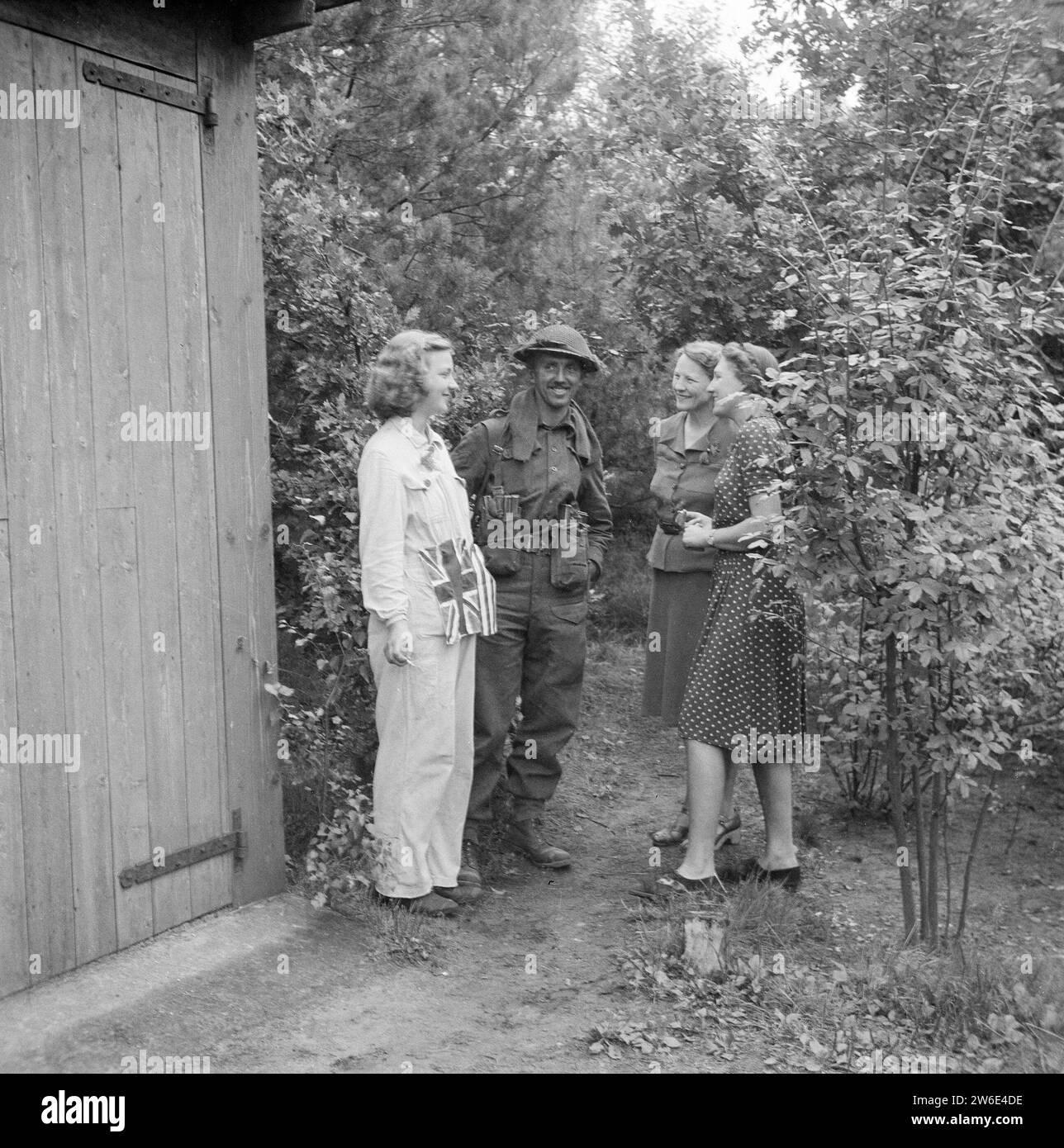 Soldat de la Garde irlandaise en conversation avec les résidents d'Aalst ca. 18 septembre 1944 Banque D'Images