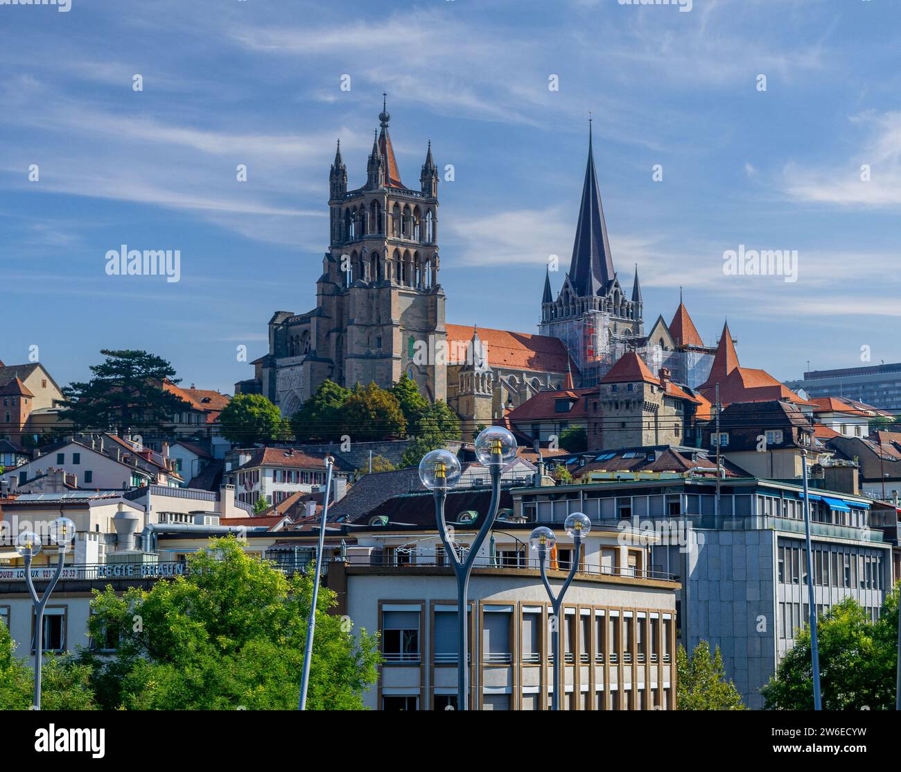 Majestueuses flèches de la tour de la cathédrale notre-Dame au-dessus du paysage urbain environnant Banque D'Images