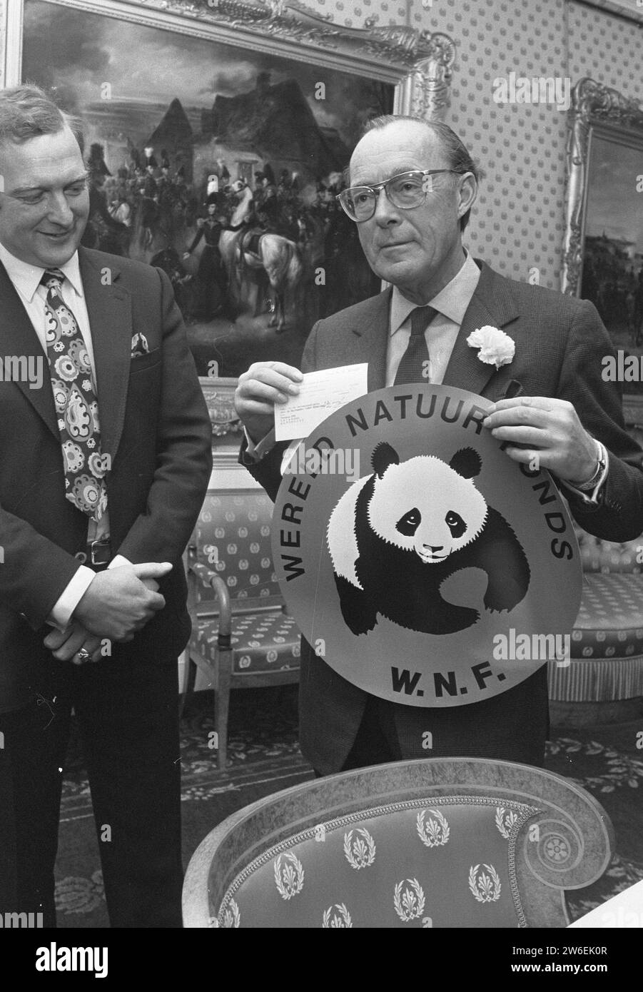 Prince Bernhard reçoit un chèque de Iveko pour le Fonds mondial pour la nature, Bernhard avec un chèque et un grand autocollant d'un ours panda ca. 5 janvier 1973 Banque D'Images