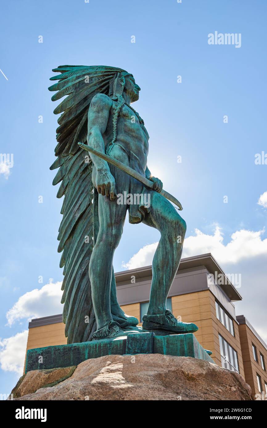 Statue de guerrier amérindien en bronze avec fond urbain, vue à faible angle Banque D'Images