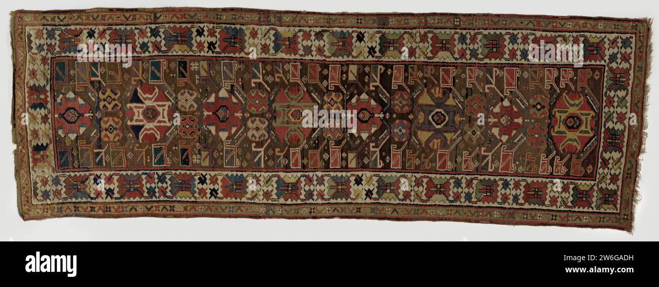 Tapis de fleurs avec des vignes de fleurs stylisées contre du stock brun foncé avec une bordure blanche avec soi-disant ornement de crabe, anonyme, c. 1850 - c. 1900 tapis oriental, tapis de fleurs. Dans le milieu de terrain, il y a des vignes de fleurs stylisées contre un stock brun foncé. Bord blanc avec le soi-disant ornement scratch. Hamadan (éventuellement) ketting : tapis oriental en laine, tapis de fleurs. Dans le milieu de terrain, il y a des vignes de fleurs stylisées contre un stock brun foncé. Bord blanc avec le soi-disant ornement scratch. Hamadan (éventuellement) ketting : laine Banque D'Images
