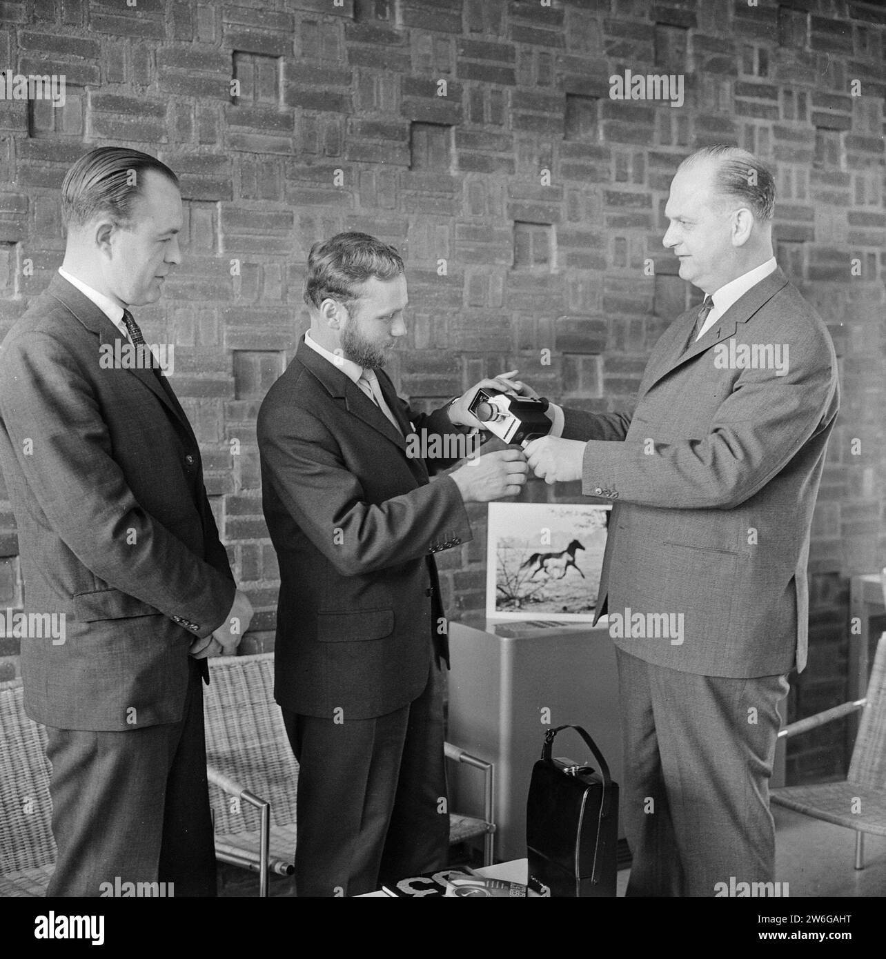 Prix World Press photo décerné au photographe Peter Thomann, Peter van Breukelen présentant le prix (à droite) ca. 27 avril 1964 Banque D'Images