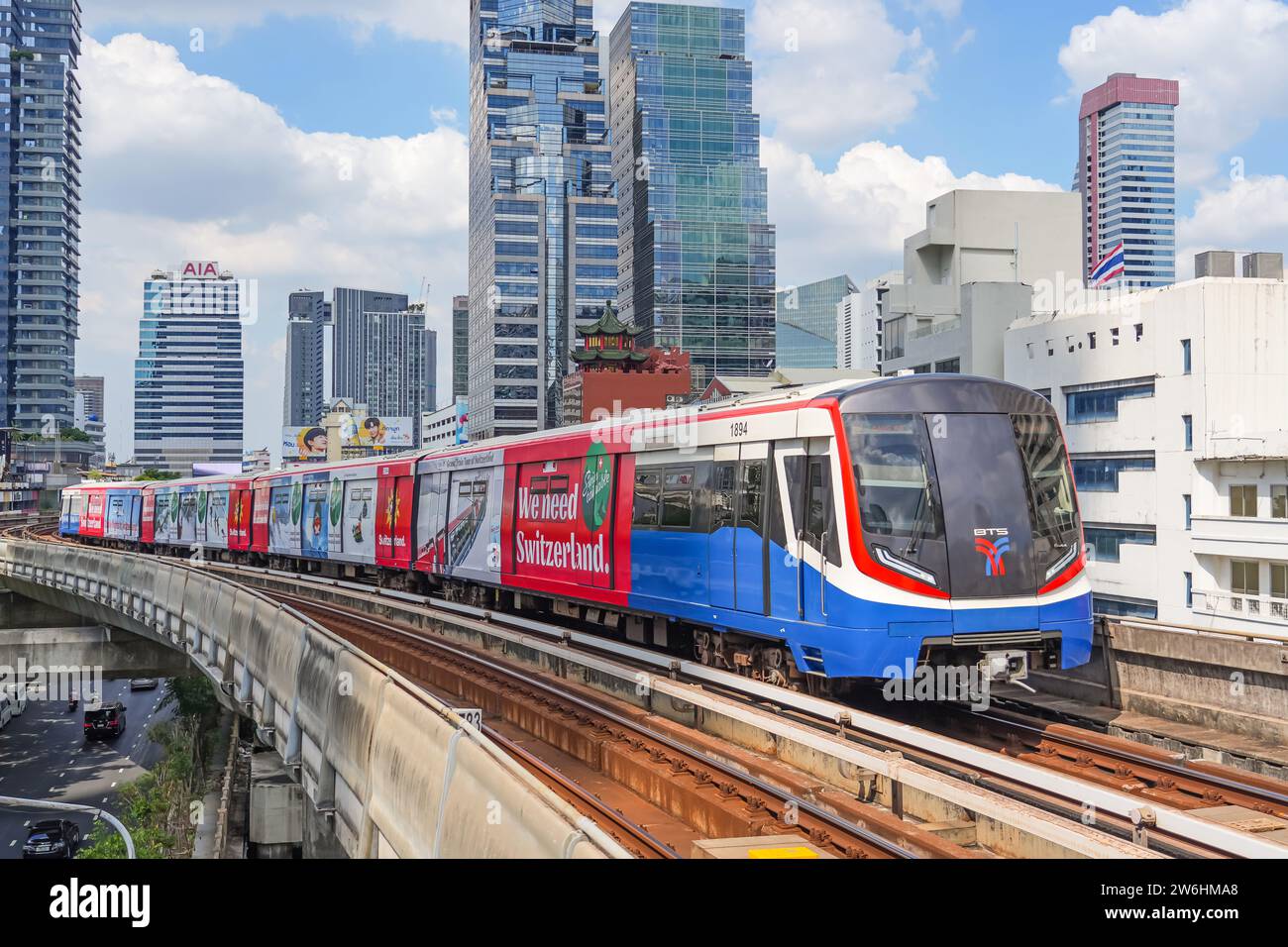 Vue sur Bangkok Skyline et gratte-ciel avec BTS Skytrain BTS Skytrain traverse la gare. 06 décembre 2023. Banque D'Images