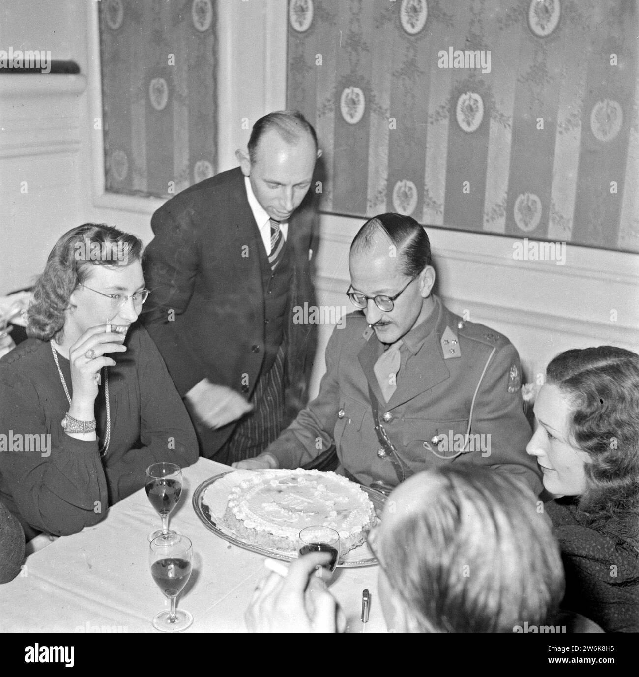 Le capitaine Gerrie van Maasdijk, membre de l'état-major du prince Bernhard, est présenté avec un gâteau [le numéro sur le gâteau est 100] ca. 1945 Banque D'Images