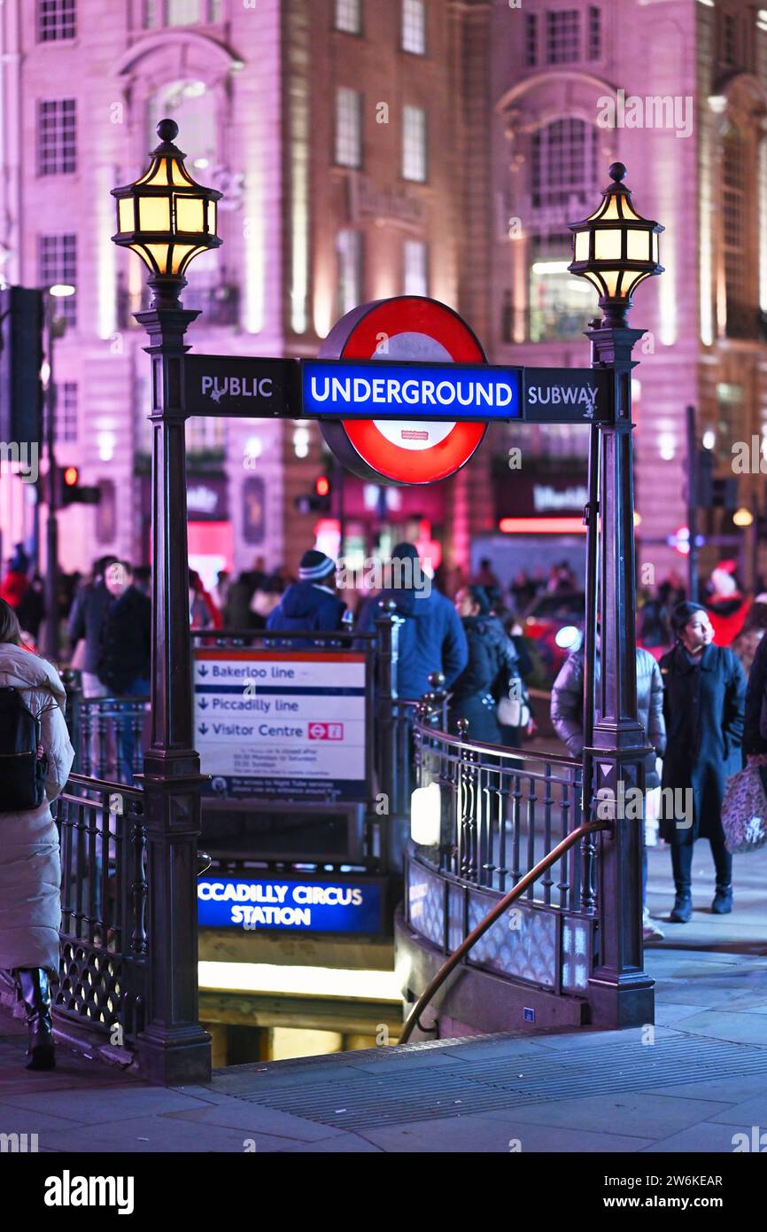 Lumières et décorations de Noël dans le Westend de Londres sur Regent Street et Piccadilly Circus Banque D'Images