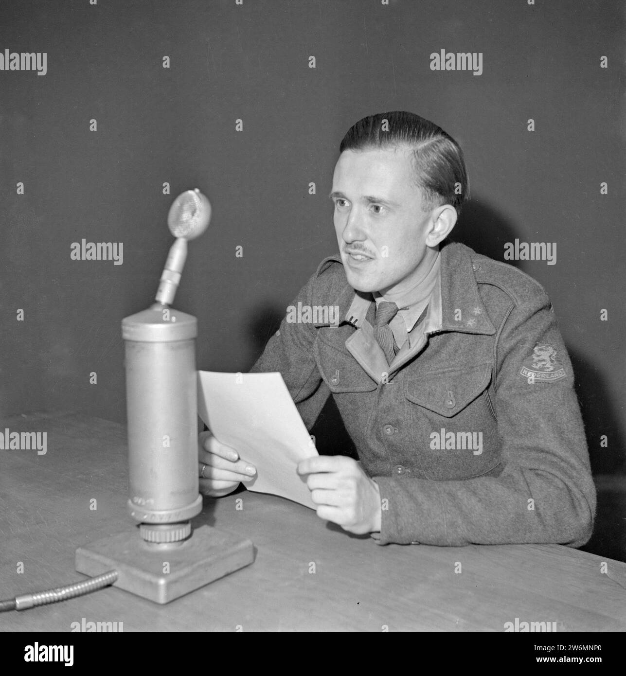 Soldat dans un studio de radio ca. non daté Banque D'Images