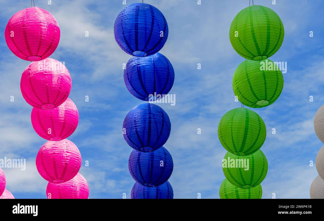 Faites la fête avec des lampions colorés suspendus sous un ciel bleu Banque D'Images