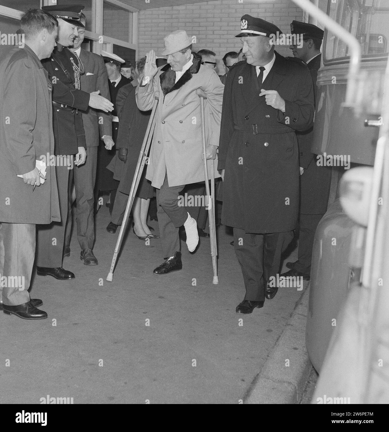 Danny Kaye aux pays-Bas pour une représentation, arrivant à Schiphol ca. 29 avril 1964 Banque D'Images