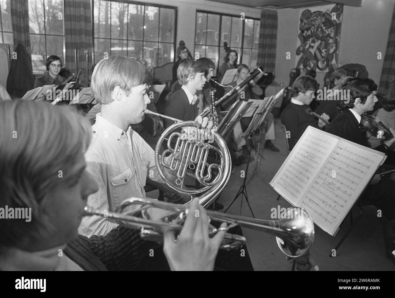 Répétitions Orchestre étudiant néerlandais à Bergen, orchestre pendant la répétition ca. 9 janvier 1973 Banque D'Images