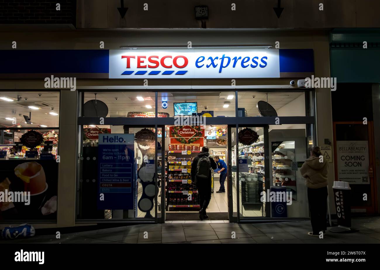 Tesco express magasin après-midi d'hiver, High Street, Lincoln City, Lincolnshire, Angleterre, ROYAUME-UNI Banque D'Images