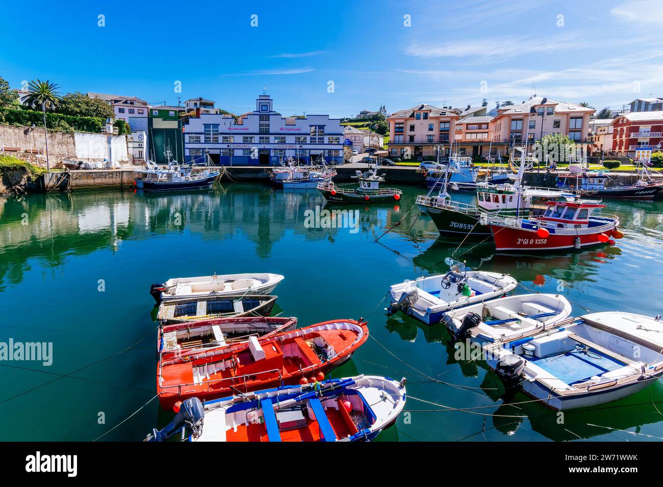 Port avec bateaux de pêche à Puerto de Vega, Navia, Principauté des Asturies, Espagne, Europe Banque D'Images