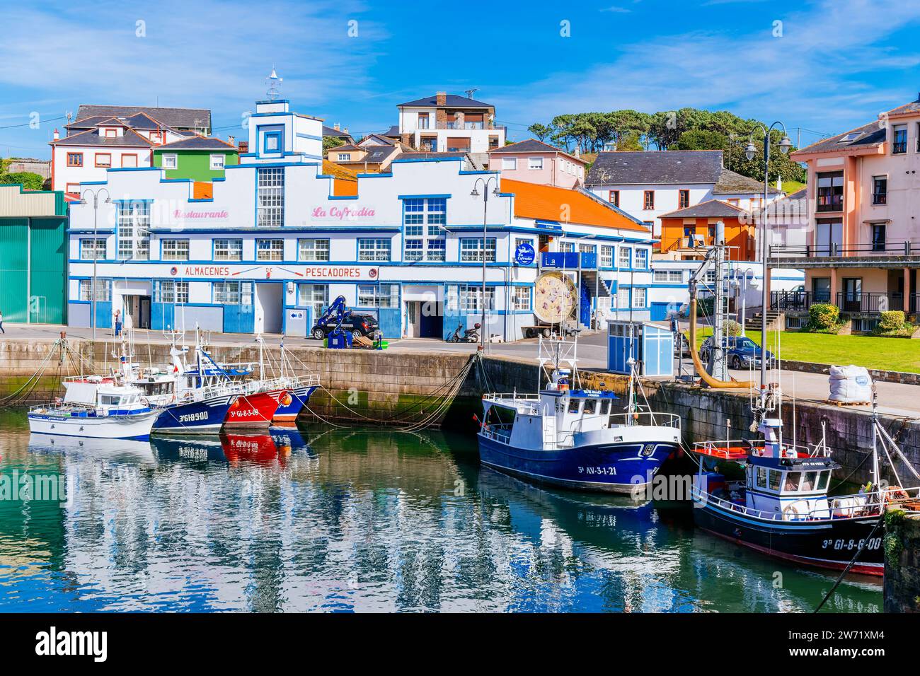 Port avec bateaux de pêche à Puerto de Vega, Navia, Principauté des Asturies, Espagne, Europe Banque D'Images