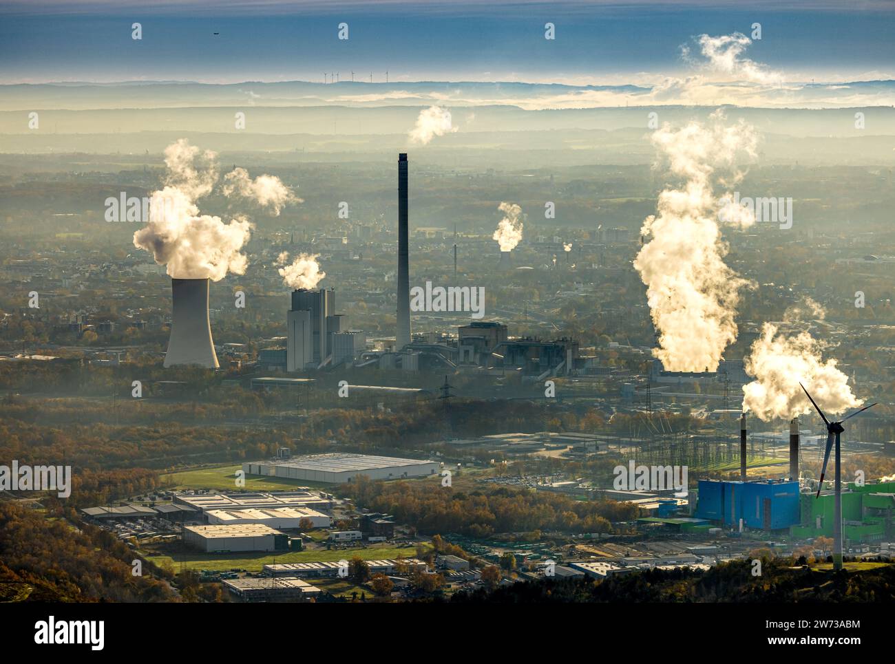 Vue aérienne, centrale combinée de chaleur et d'électricité STEAG Herne avec nuages de fumée fumant des cheminées et des tours de refroidissement, vue lointaine avec brume et brouillard, Banque D'Images