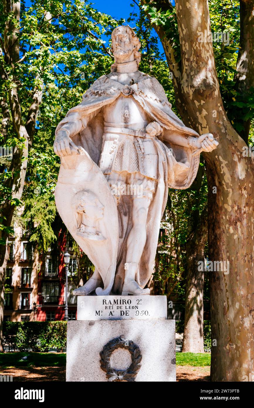 Statue du roi Ramiro II. Ramiro II, fils de Ordoño II et Elvira Menendez, était un roi de León. Groupe de statues d'une série dédiée à tout le monarque Banque D'Images