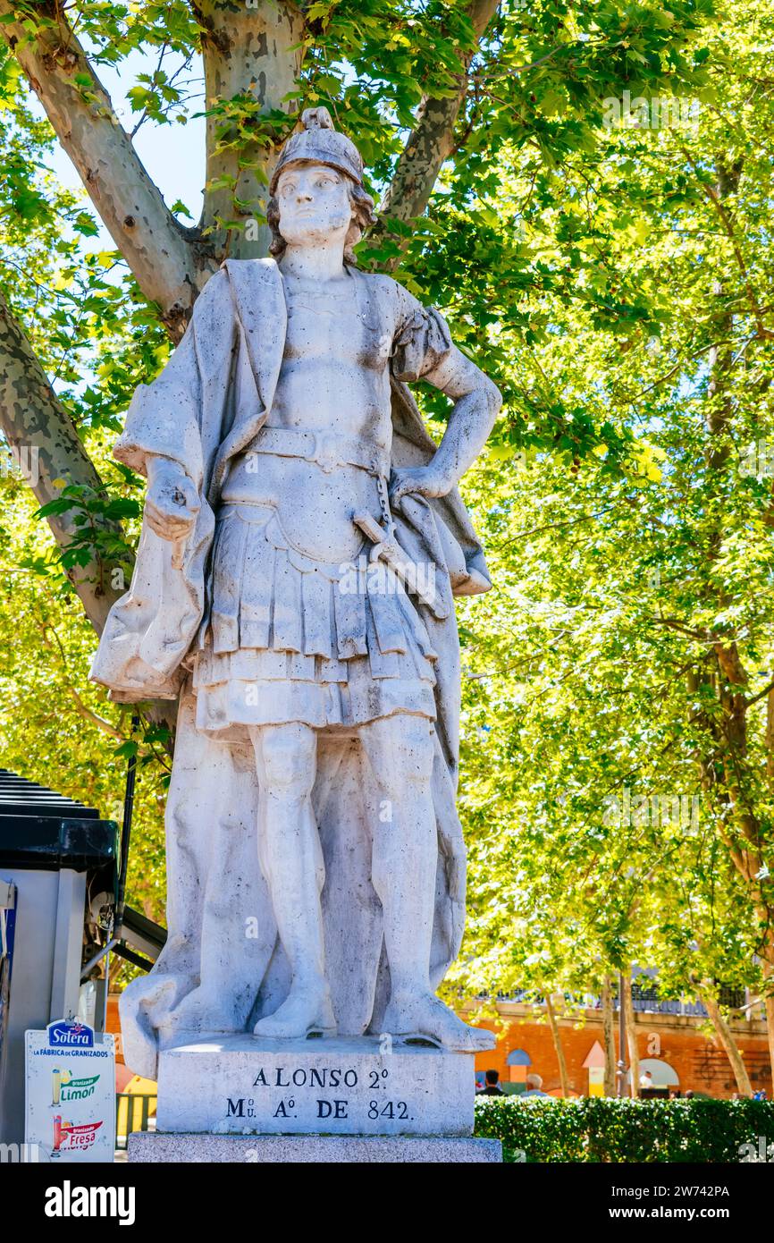 Statue du roi Alphonse II. Alphonse II des Asturies, surnommé le Chaste, était le roi des Asturies. Groupe de statues d'une série dédiée à tous les Mo Banque D'Images