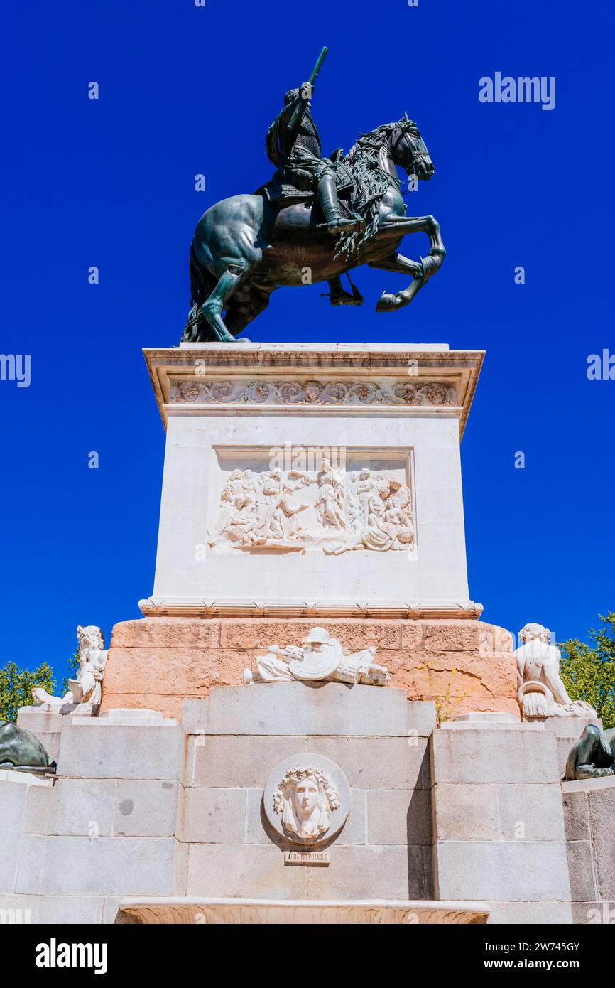 Statue équestre de Philip IV Le Monument de Philippe IV ou la Fontaine de Philippe IV est un mémorial de Philippe IV d'Espagne dans le centre de la Plaza de Orien Banque D'Images