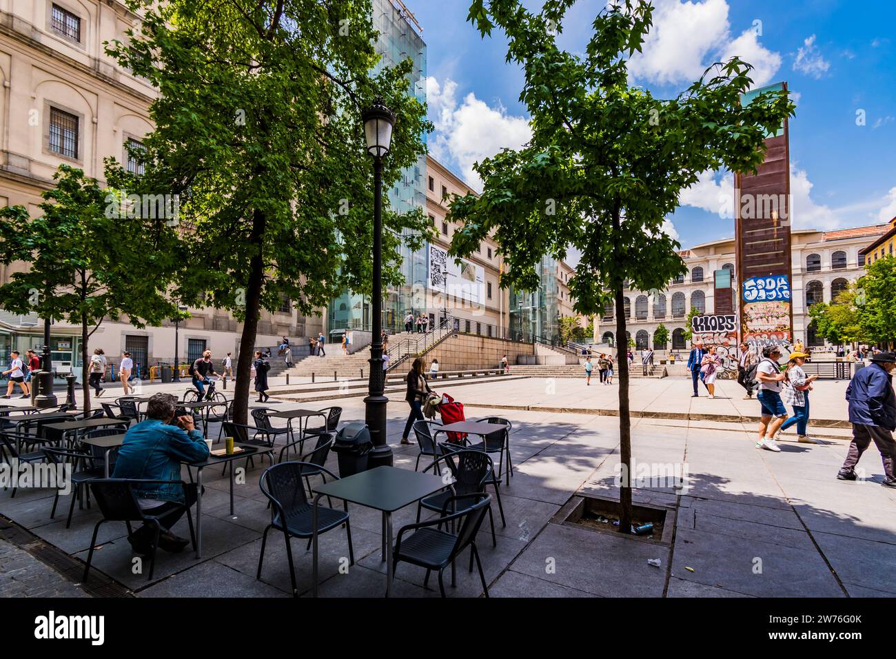 La place Juan Goytisolo et le Museo Nacional Centro de Arte Reina Sofía, Queen Sofia National Museum Art Centre, MNCARS, est le musée national d'Espagne Banque D'Images