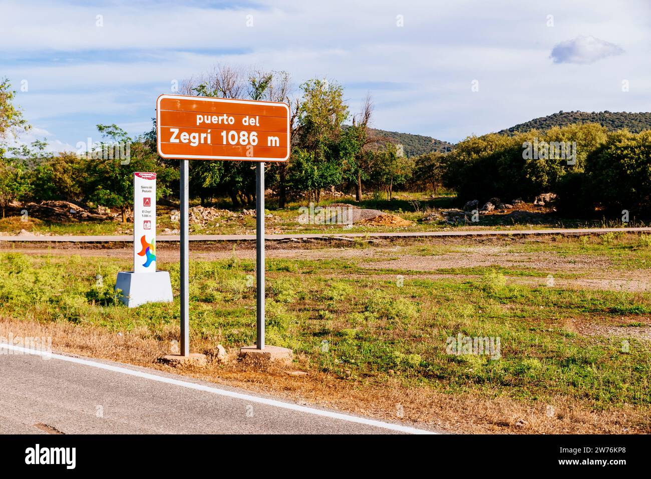 Col d'El Zegrí. L'ancienne route N-323a entre Bailen et Motril, aujourd'hui désaffectée par d'autres autoroutes, offre de beaux paysages naturels. À l'arrière Banque D'Images