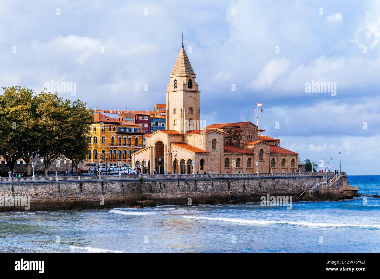 L'église de San Pedro se trouve à Campo Valdés, à une extrémité de la plage de San Lorenzo et au pied du quartier de Cimadevilla. Gijón, Principauté d'AS Banque D'Images