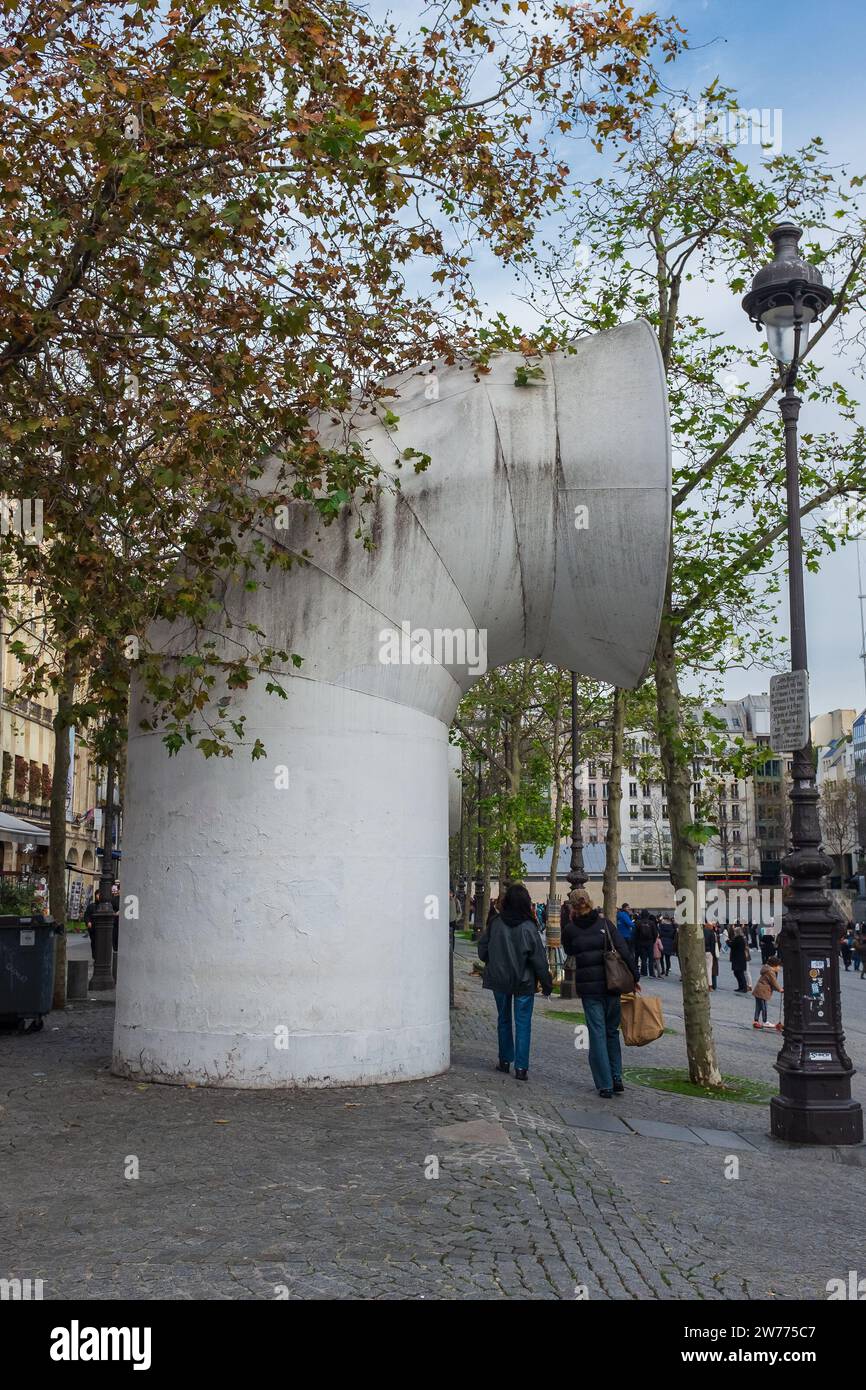 Paris, France, 2023. Un des immenses puits de ventilation du Centre national d'art et de culture Georges Pompidou situé sur la place (verticale) Banque D'Images