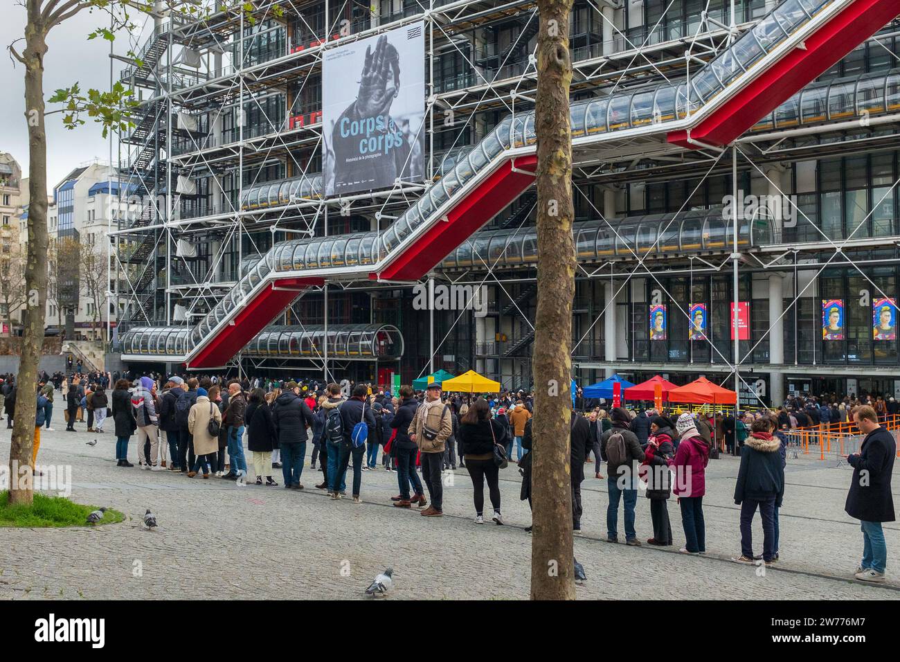 Paris, France, 2023. Les visiteurs font la queue pour voir l’exposition corps à corps Histoire(s) de la photographie au Centre Pompidou (Beaubourg) Banque D'Images